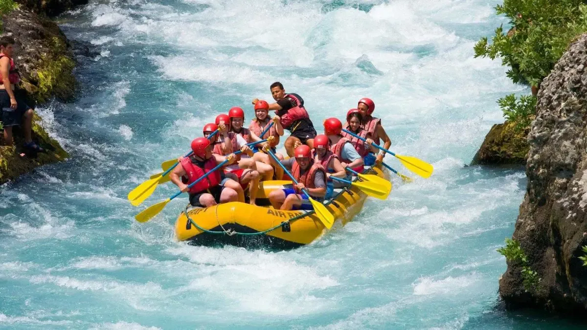 Raft passing between the canyon rocks