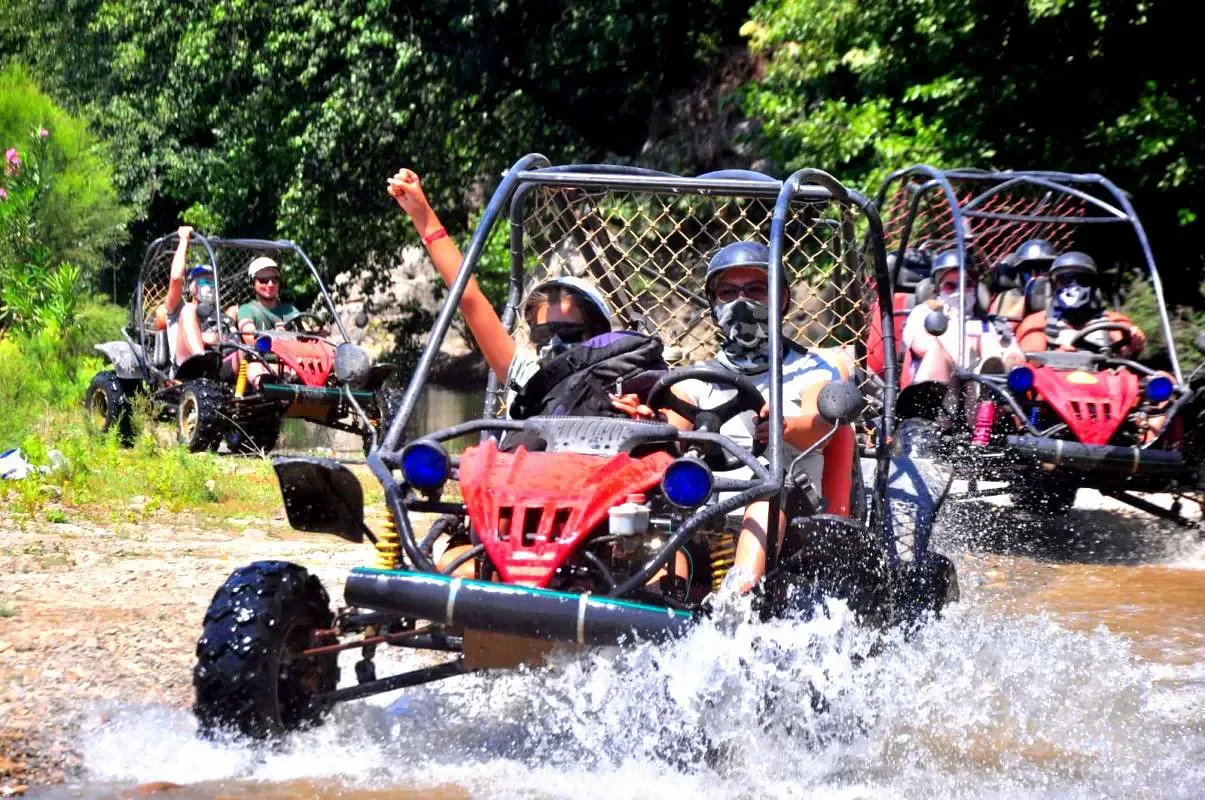 Nehirden geçen buggy konvoyu