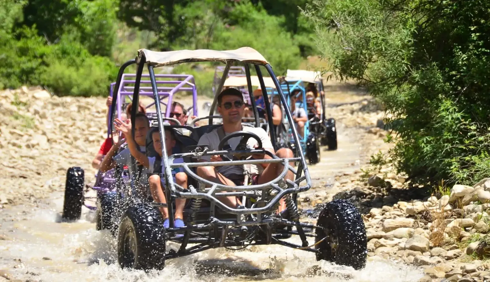 Aileler tanzimli buggy turunda dere yatağında
