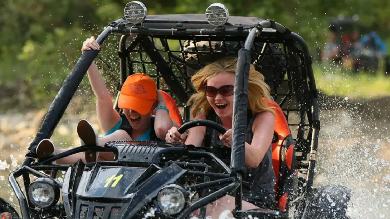 Buggy ile nehir geçişinde eğlenen misafirler