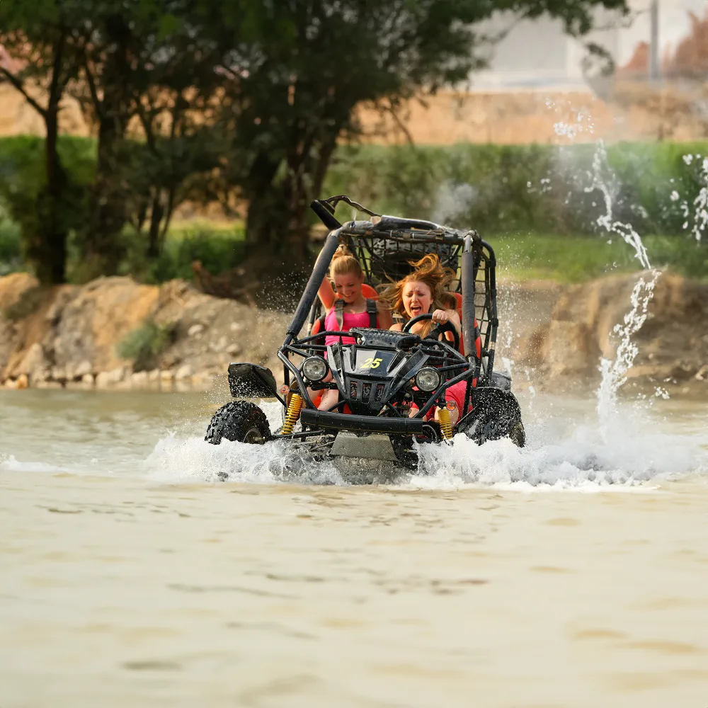 Su içinde ilerleyen çift kişilik buggy