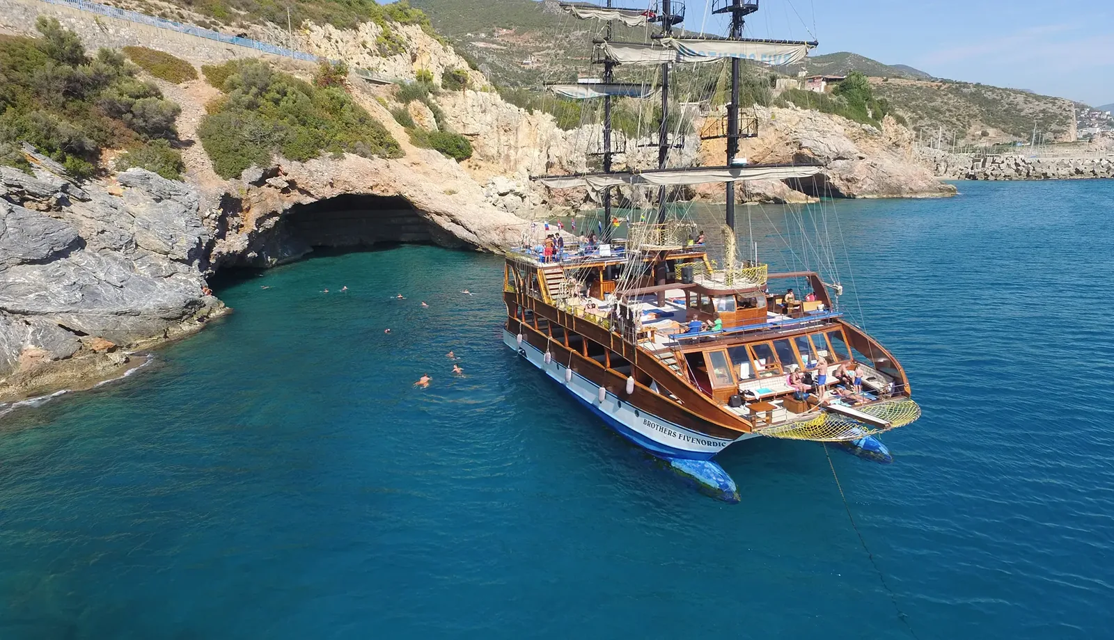 Alanya Katamaran-Bootstour — Baden in der Teufelshöhle